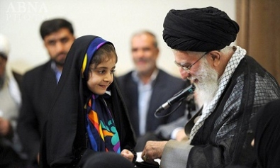 حاشیههای دیدار خانوادههای شهدای مدافع حرم با امام خامنهای/ عبایی که جا ماند! حاشیههای دیدار خانوادههای شهدای مدافع حرم با امام خامنهای/ عبایی که جا ماند!