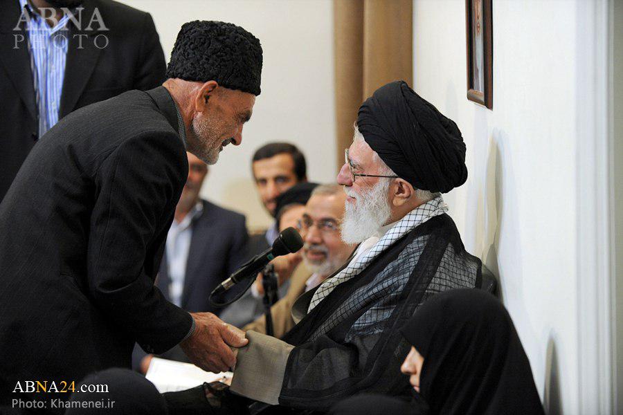 حاشیههای دیدار خانوادههای شهدای مدافع حرم با امام خامنهای/ عبایی که جا ماند! حاشیههای دیدار خانوادههای شهدای مدافع حرم با امام خامنهای/ عبایی که جا ماند!