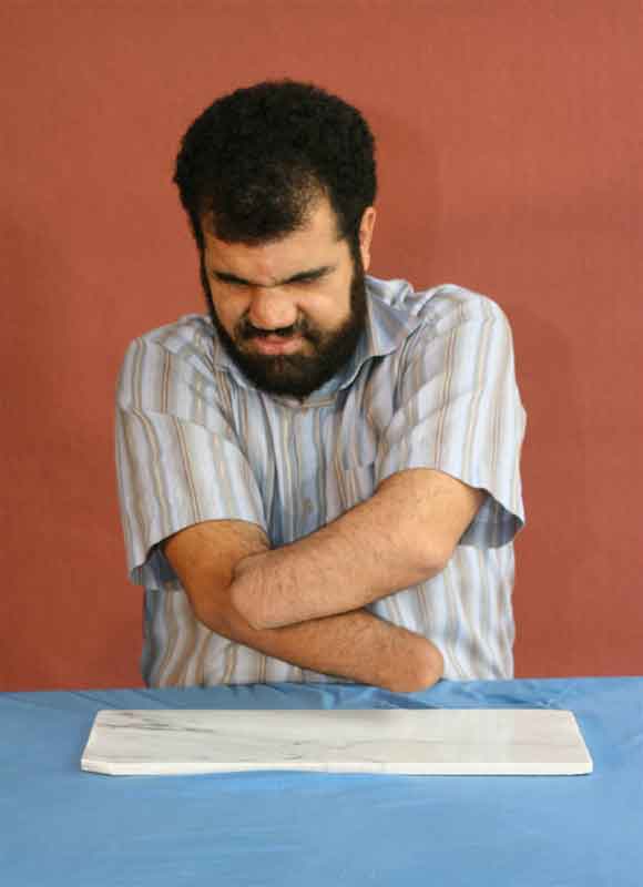گزیده احکام رساله مصور جانبازان؛ احکام تیمم(1) تیمّم کسی که دستانش قطع شده گزیده احکام رساله مصور جانبازان؛ احکام تیمم(1) تیمّم کسی که دستانش قطع شده
