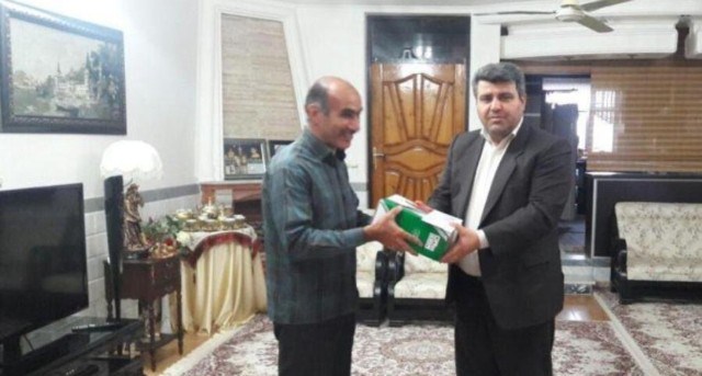 اهدای تندیس اجلاسیه 4000 شهید به 3 خانواده شهید در رامیان + تصاویر اهدای تندیس اجلاسیه 4000 شهید به 3 خانواده شهید در رامیان + تصاویر