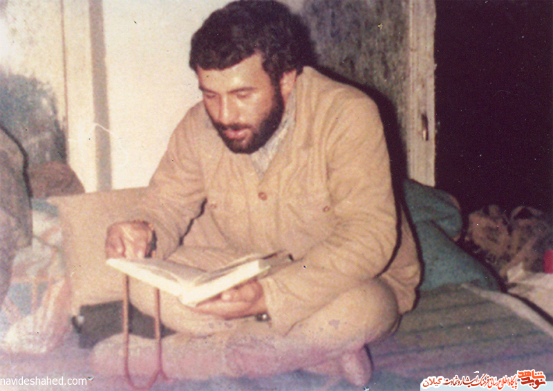 عکس جالب از قرآن خواندن شهید ذکريا حاجی زاده عکس جالب از قرآن خواندن شهید ذکريا حاجی زاده