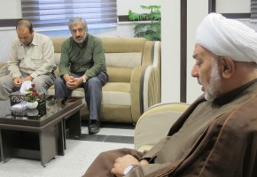 خبر، بوی پیراهن تو بود که بر شانههای نسیم، در کوچهها و خیابانها چرخید و دلهای پیر را جوان کرد و به چشمهای بیقرار، توان دیدار بخشید. و تو آمدی! کمی نحیف و شکسته. کمی پیر، اما با دلی به وسعت آسمان خبر، بوی پیراهن تو بود که بر شانههای نسیم، در کوچهها و خیابانها چرخید و دلهای پیر را جوان کرد و به چشمهای بیقرار، توان دیدار بخشید. و تو آمدی! کمی نحیف و شکسته. کمی پیر، اما با دلی به وسعت آسمان