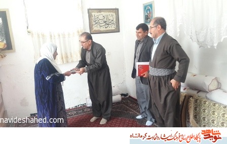 سرکشی از خانواده های شهدا شهرستان روانسر به مناسبت هفته دولت + تصویر سرکشی از خانواده های شهدا شهرستان روانسر به مناسبت هفته دولت + تصویر