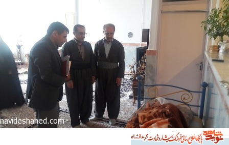سرکشی از خانواده های شهدا شهرستان روانسر به مناسبت هفته دولت + تصویر سرکشی از خانواده های شهدا شهرستان روانسر به مناسبت هفته دولت + تصویر