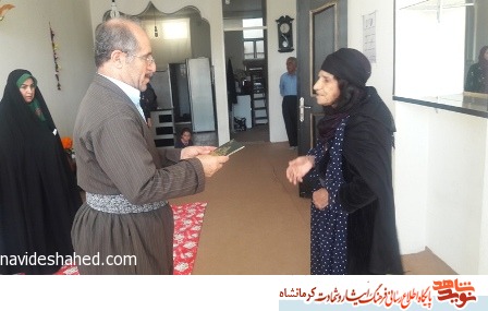 سرکشی از خانواده های شهدا شهرستان روانسر به مناسبت هفته دولت + تصویر سرکشی از خانواده های شهدا شهرستان روانسر به مناسبت هفته دولت + تصویر
