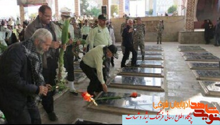 گزارش تصویری غبارروبی مزار شهدای تبریز بمناسبت هفته نیروی انتظامی گزارش تصویری غبارروبی مزار شهدای تبریز بمناسبت هفته نیروی انتظامی