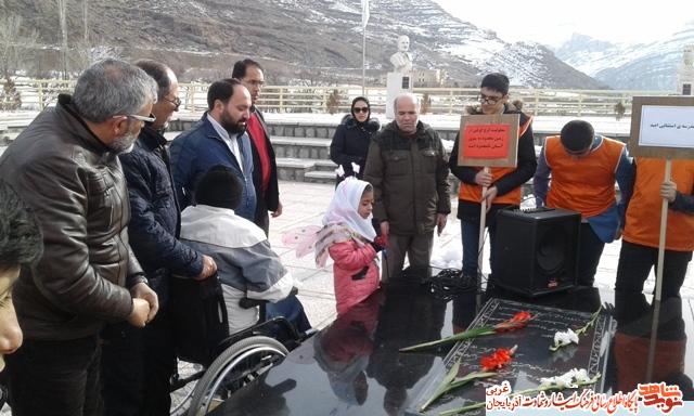 غبار روبی مزار شهدای گمنام شهرستان ماکو غبار روبی مزار شهدای گمنام شهرستان ماکو