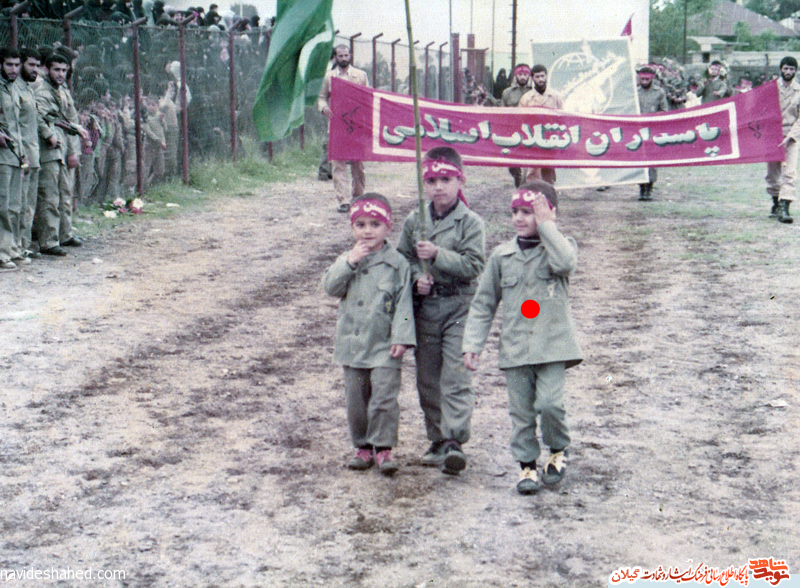 عکس دیده نشده از شهید مدافع حرم گیلان در تشییع شهدای دفاع مقدس عکس دیده نشده از شهید مدافع حرم گیلان در تشییع شهدای دفاع مقدس