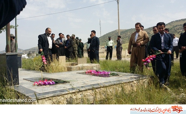 مراسم گلباران مزار شهدای شهرستان ثلاث بابا جانی برگزار شد