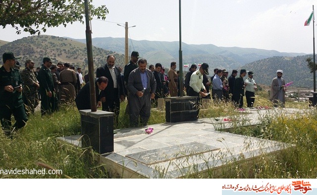 مراسم گلباران مزار شهدای شهرستان ثلاث بابا جانی برگزار شد