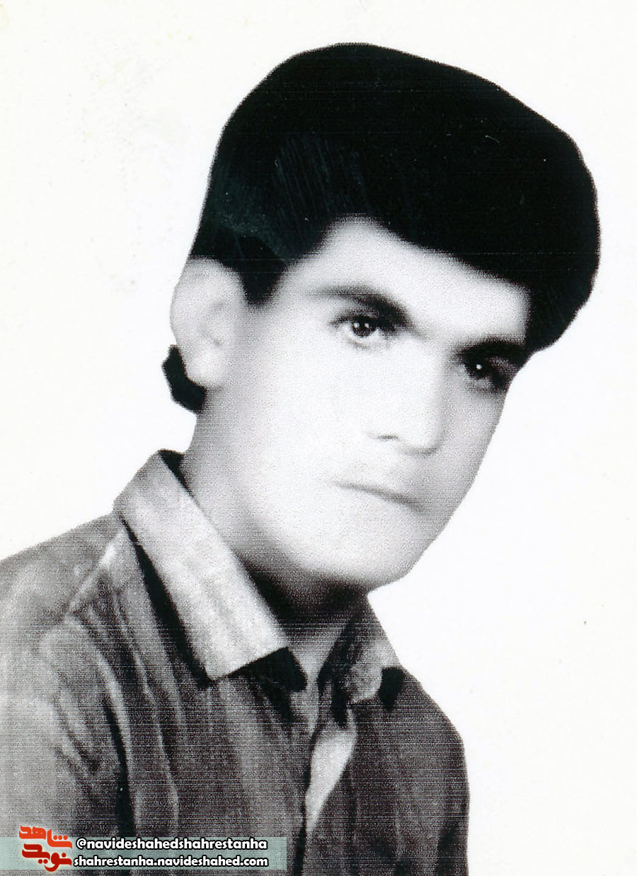 دست پدر و مادرش را بوسید و راهی شد. دست پدر و مادرش را بوسید و راهی شد.