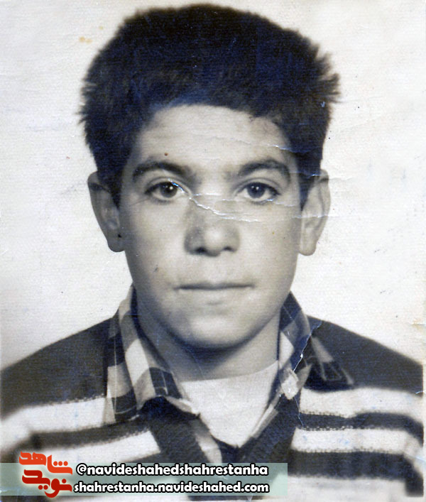 دست پدر و مادرش را بوسید و راهی شد. دست پدر و مادرش را بوسید و راهی شد.