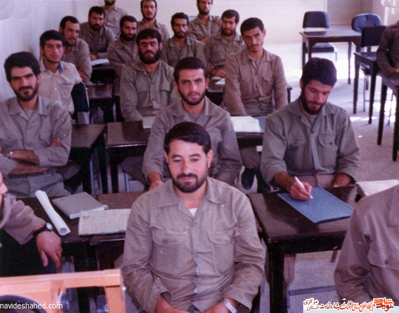 فرمانده ای که با شنیدن صدای امام اشکش سرازیر می شود فرمانده ای که با شنیدن صدای امام اشکش سرازیر می شود