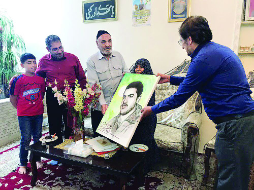 فقط یک کارت عروسی از پسرم به یادگار مانده است فقط یک کارت عروسی از پسرم به یادگار مانده است