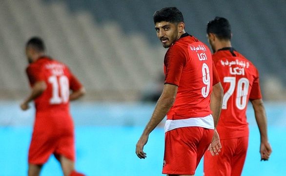 هدیه مادر شهید به مهدی ترابی بازیکن پرسپولیس هدیه مادر شهید به مهدی ترابی بازیکن پرسپولیس