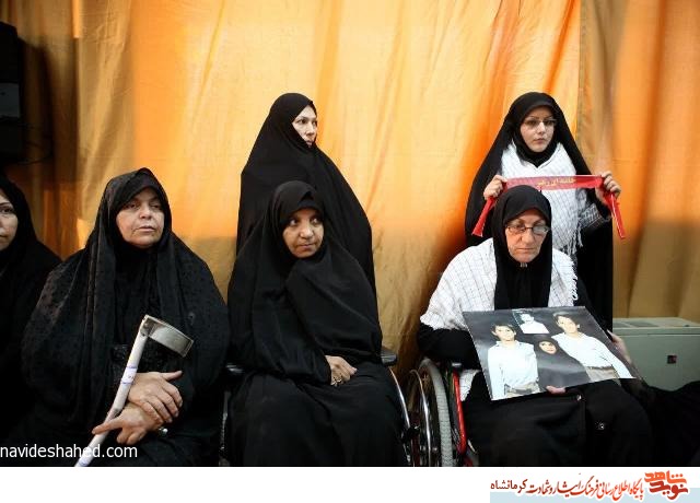 زخم بر تن و صبر در دل مادر سه شهید زخم بر تن و صبر در دل مادر سه شهید