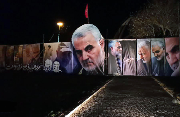 تصویر/ دیوار نگاره مرد میدان مقاومت در تیران و کرون+ تصویر