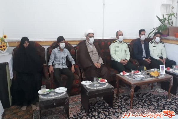 رئیس بنیاد شهید راور با خانواده شهید رئیس بنیاد شهید راور با خانواده شهید