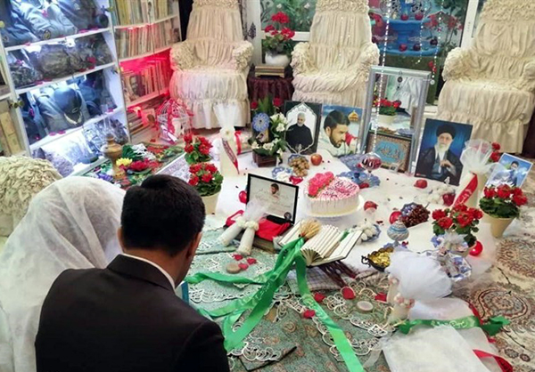پیوندهایی که در منزل شهید خیزاب به سرانجام میرسد؛ عقد زوجهای جوان در کنار شهدا پیوندهایی که در منزل شهید خیزاب به سرانجام میرسد؛ عقد زوجهای جوان در کنار شهدا
