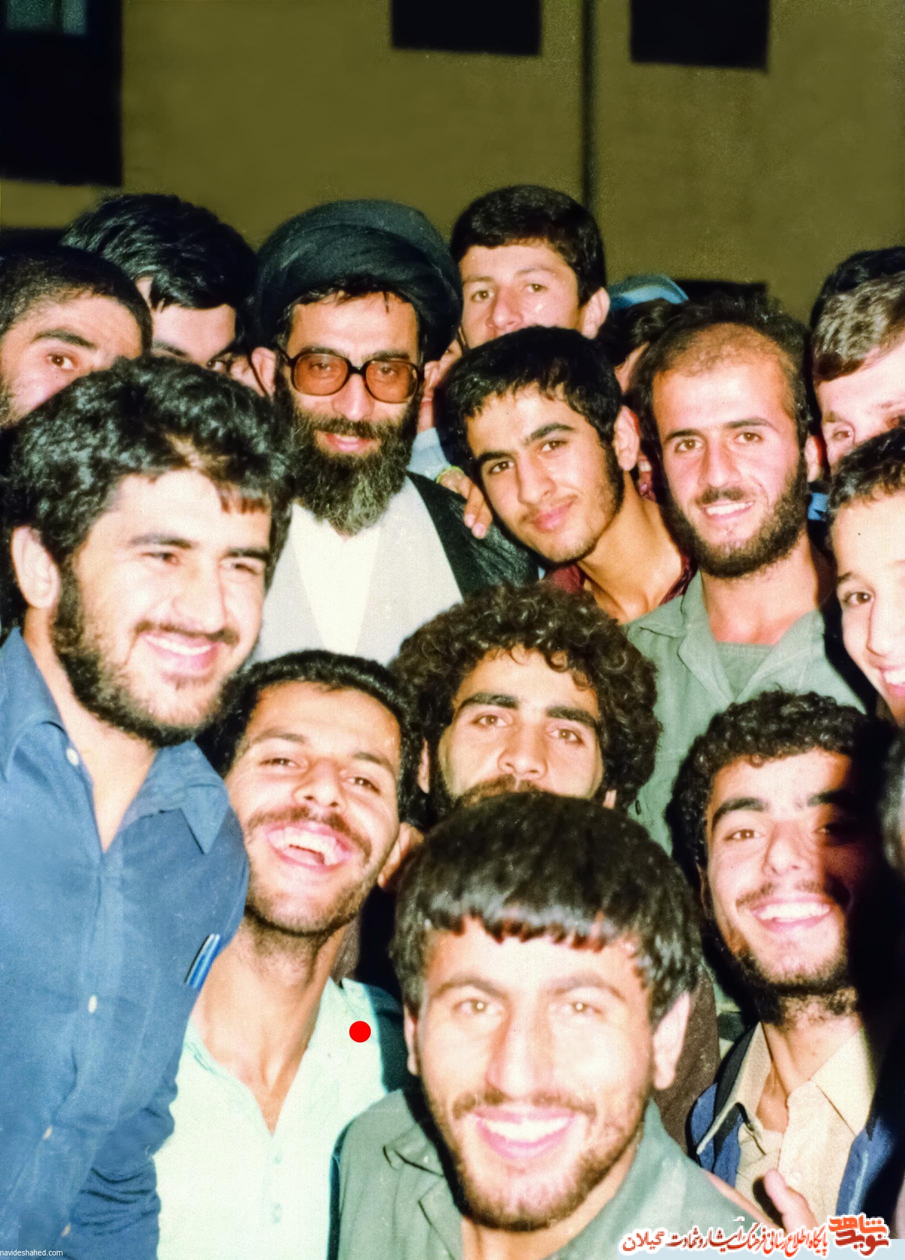 شهید گیلانی در کنار رهبری + عکس