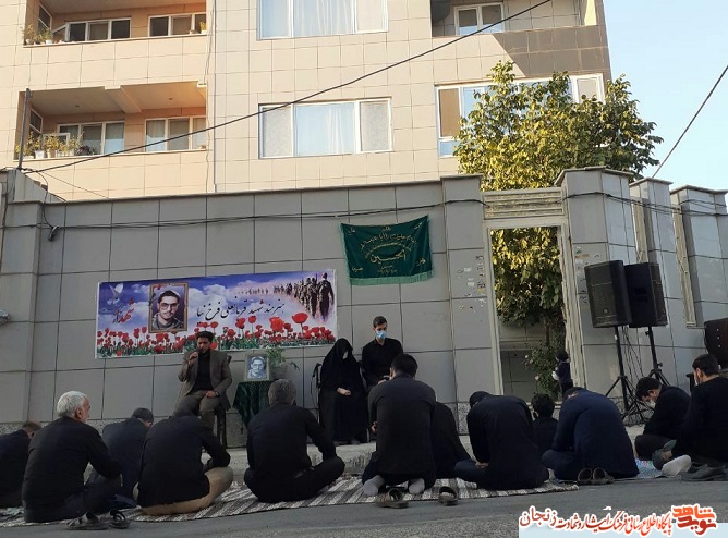 مدیحه سرایی مقابل منزل شهید 