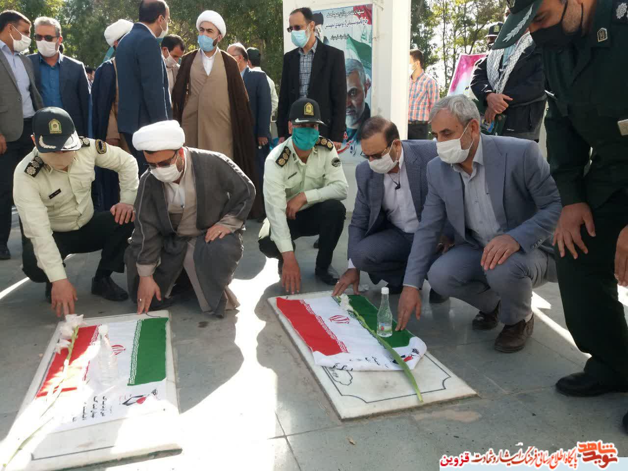 مسئولان بوئینزهرا مزار شهدای گمنام را گلباران کردند مسئولان بوئینزهرا مزار شهدای گمنام را گلباران کردند
