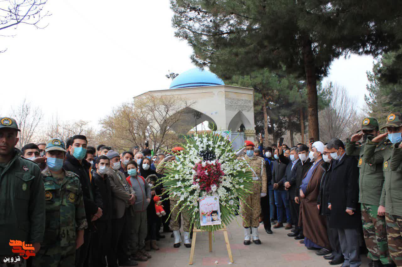 خانواده شهید «سلطان‌محمد عباسی» به زیارت مزار شهیدشان رفتند