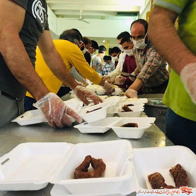 گزارش تصویری/ طبخ و توزیع غذای گرم روزانه در حسینیه شهیدان پاپی