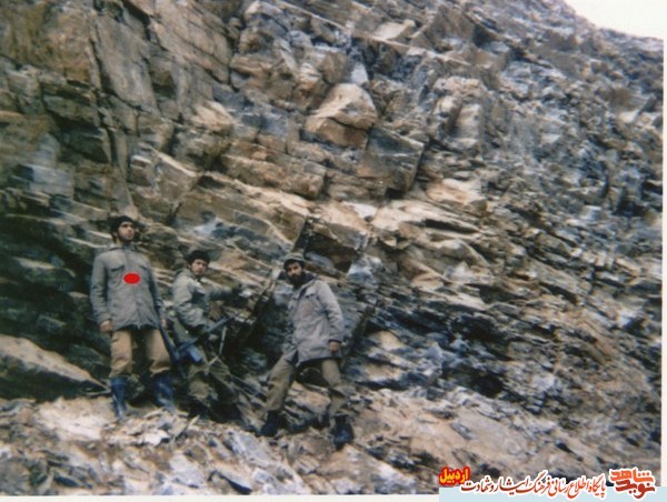 در سنگرها درسهایی می آموزم که هزار برابر ارزنده تر از کلاس علم و دانش است