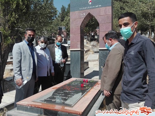 گزارش تصویری/ غبارروبی مزار مطهر شهدای استان به مناسبت هفته دولت