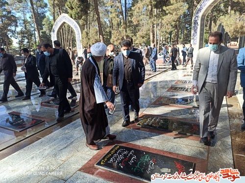 گزارش تصویری/ غبارروبی مزار مطهر شهدای استان به مناسبت هفته دولت
