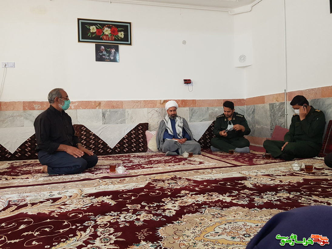دیدار امام جمعه صالح آباد با خانواده شهیدان رجبی