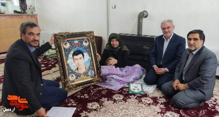 منازل والدین شهدا مکتبخانۀ پرورش انسانهای کامل است منازل والدین شهدا مکتبخانۀ پرورش انسانهای کامل است
