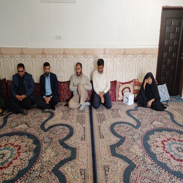 دیدار مسئولان شهرستان بندرلنگه با مادر شهید جاویدالاثر«غلام آرمون»