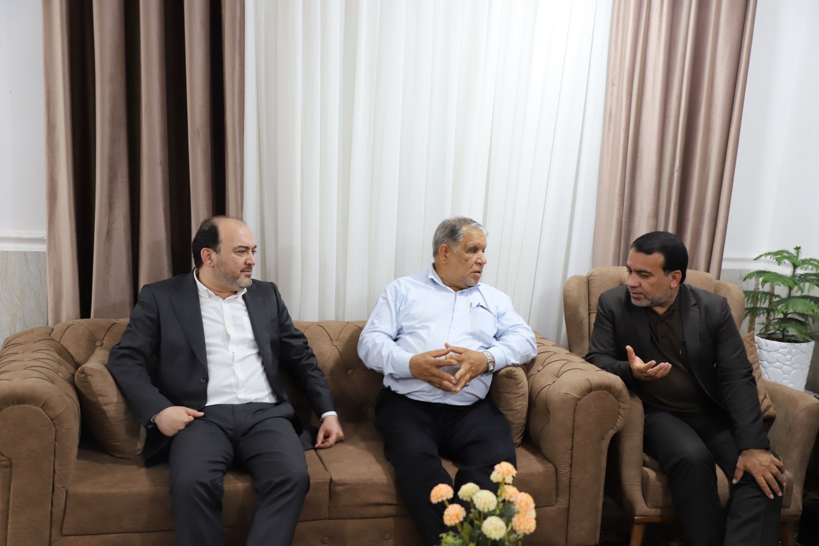 دیدار استاندار هرمزگان با خانواده معزز دو شهید والامقام