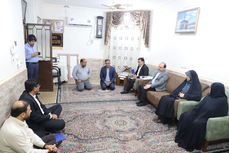 دیدار استاندار هرمزگان با خانواده شهداء سرافراز