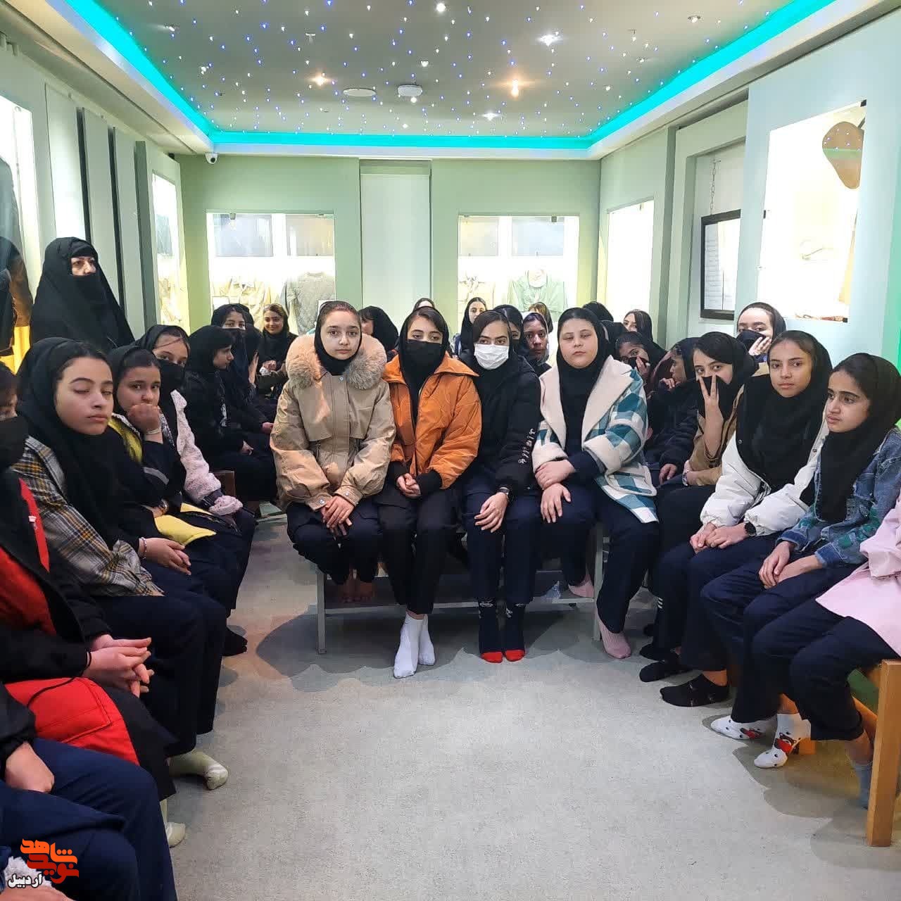 بازدید دانش‌آموزان مقطع متوسطه عصمت نیار از موزه شهدای اردبیل+عکس