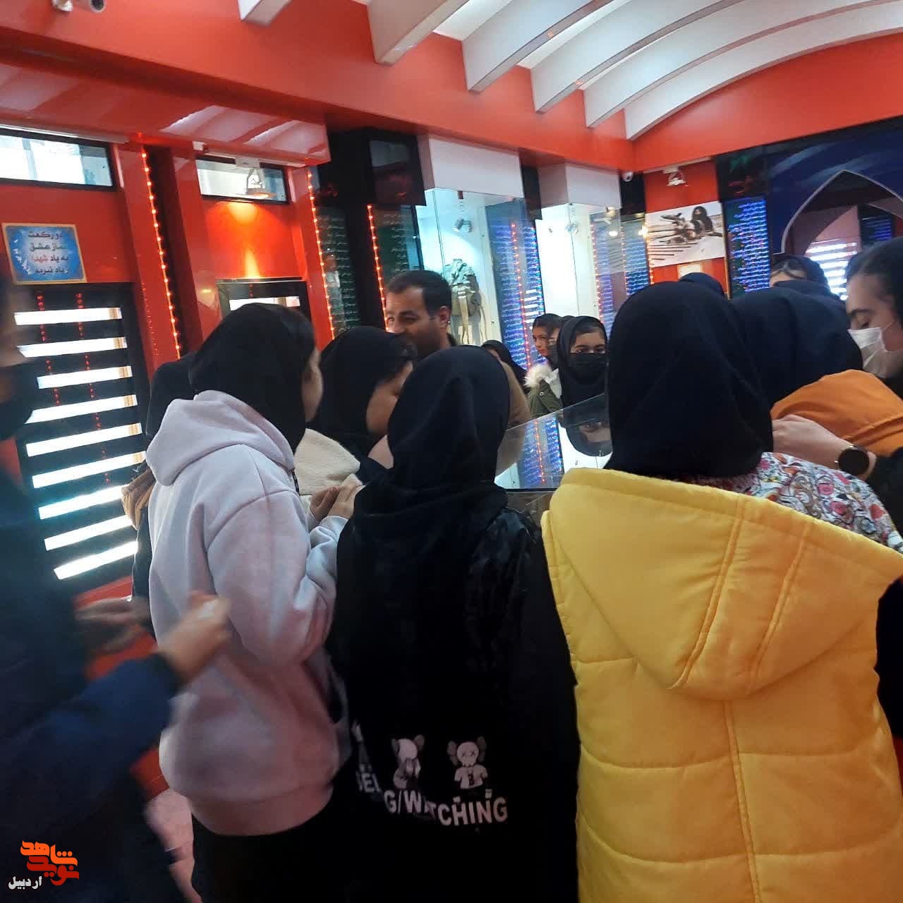 بازدید دانش‌آموزان مقطع متوسطه عصمت نیار از موزه شهدای اردبیل+عکس