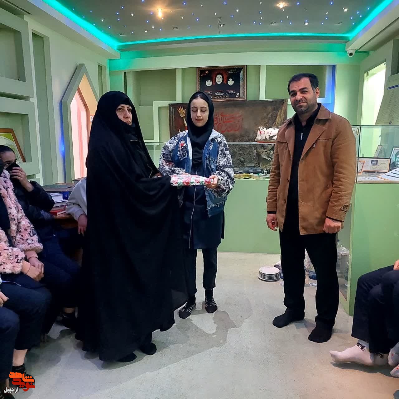 بازدید دانش‌آموزان مقطع متوسطه عصمت نیار از موزه شهدای اردبیل+عکس