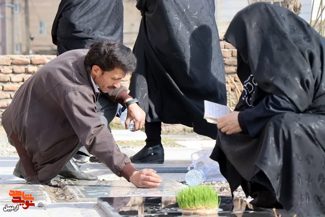آئین غبارروبی و عطر افشانی مزار شهدا در آخرین پنجشنبه سال در اردبیل