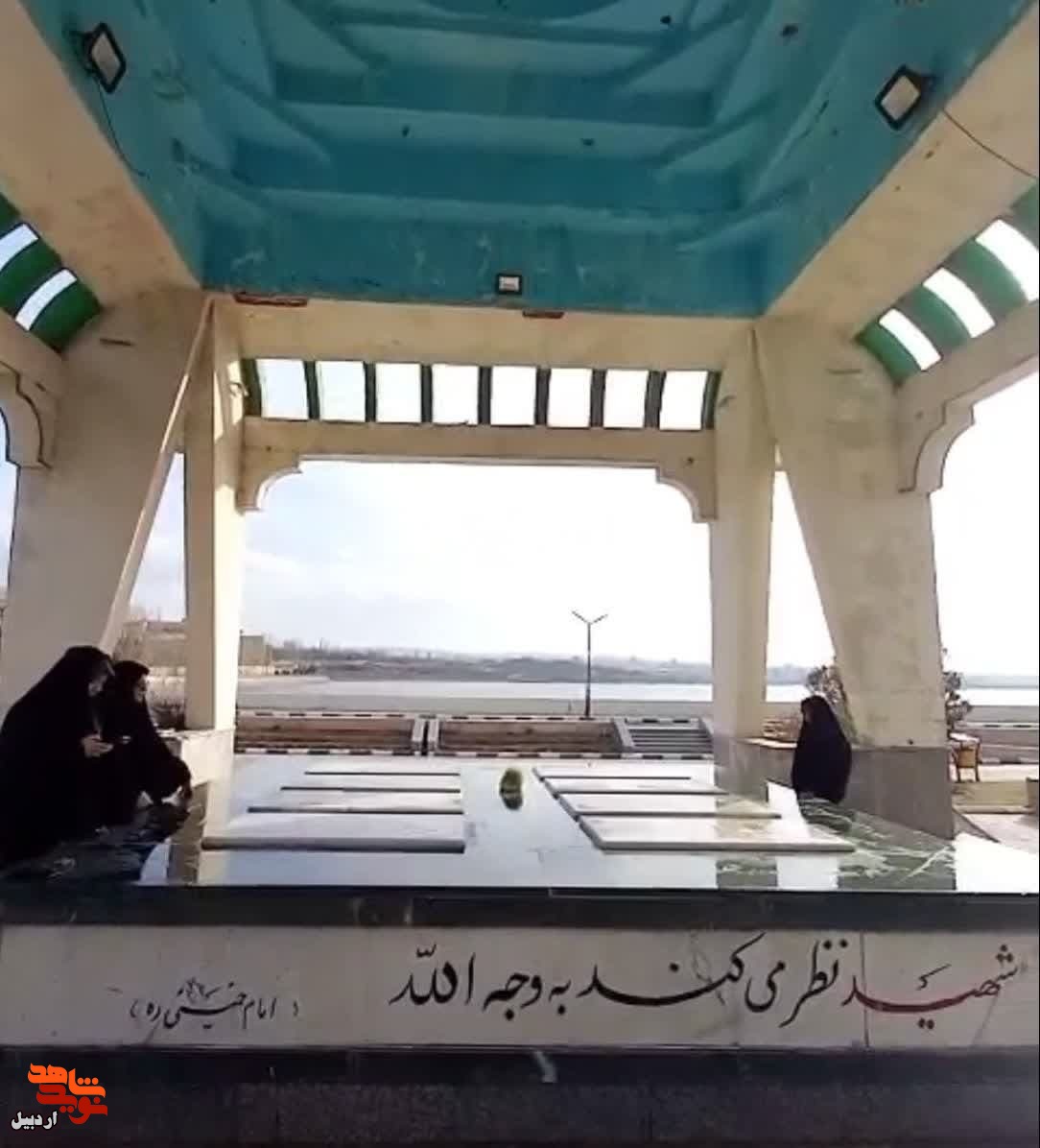 آئین غبارروبی و عطر افشانی مزار شهدا در آخرین پنجشنبه سال در اردبیل