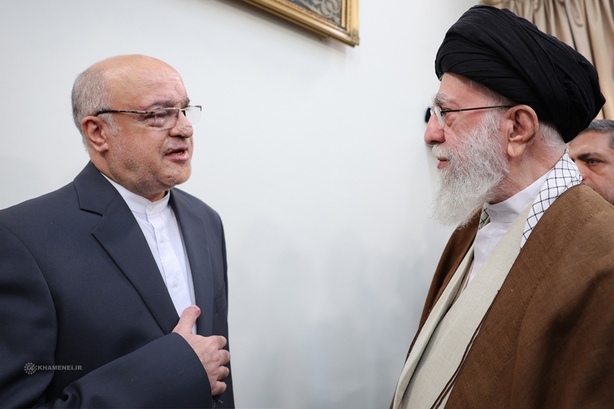 آقای دیپلمات در وسط میدان آقای دیپلمات در وسط میدان