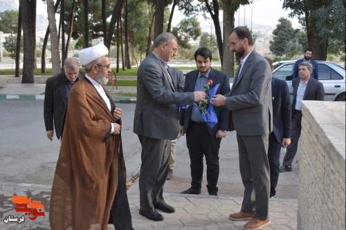 ادای احترام معاون فرهنگی و آموزشی بنیاد شهید و امور ایثارگران به مقام شهدای لرستان