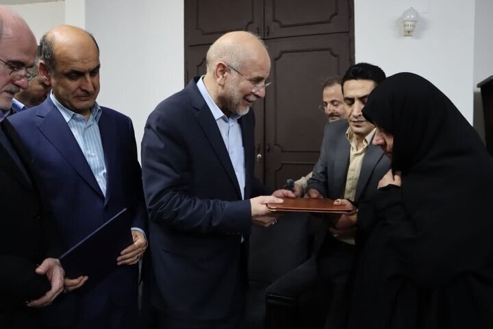 رئیس مجلس با خانواده شهید حسین املاکی دیدار کرد
