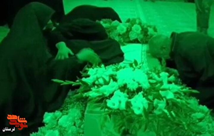 وداع خانواده شهید «مهدی حیدری» با فرزندشان