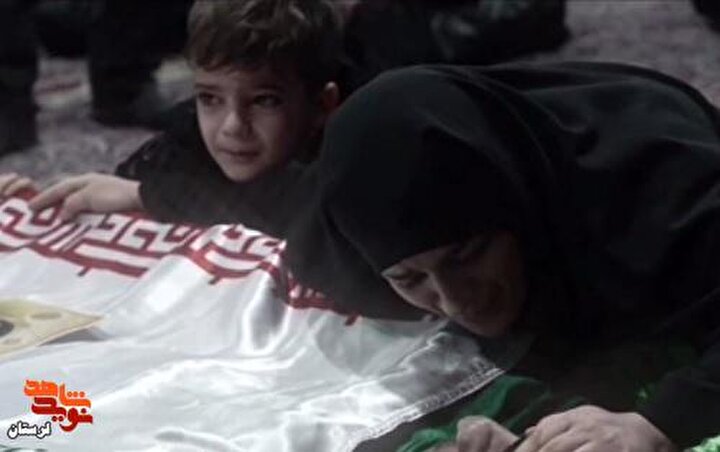 لحظاتی از وداع خانواده شهید مدافع امنیت «مصطفی بیرانوند» با پبکر وی