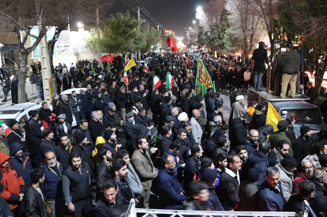 شهرکرد در سوگ دو سرباز شهید وطن؛ بدرقهای باشکوه از میدان ایمان تا اردل شهرکرد در سوگ دو سرباز شهید وطن؛ بدرقهای باشکوه از میدان ایمان تا اردل