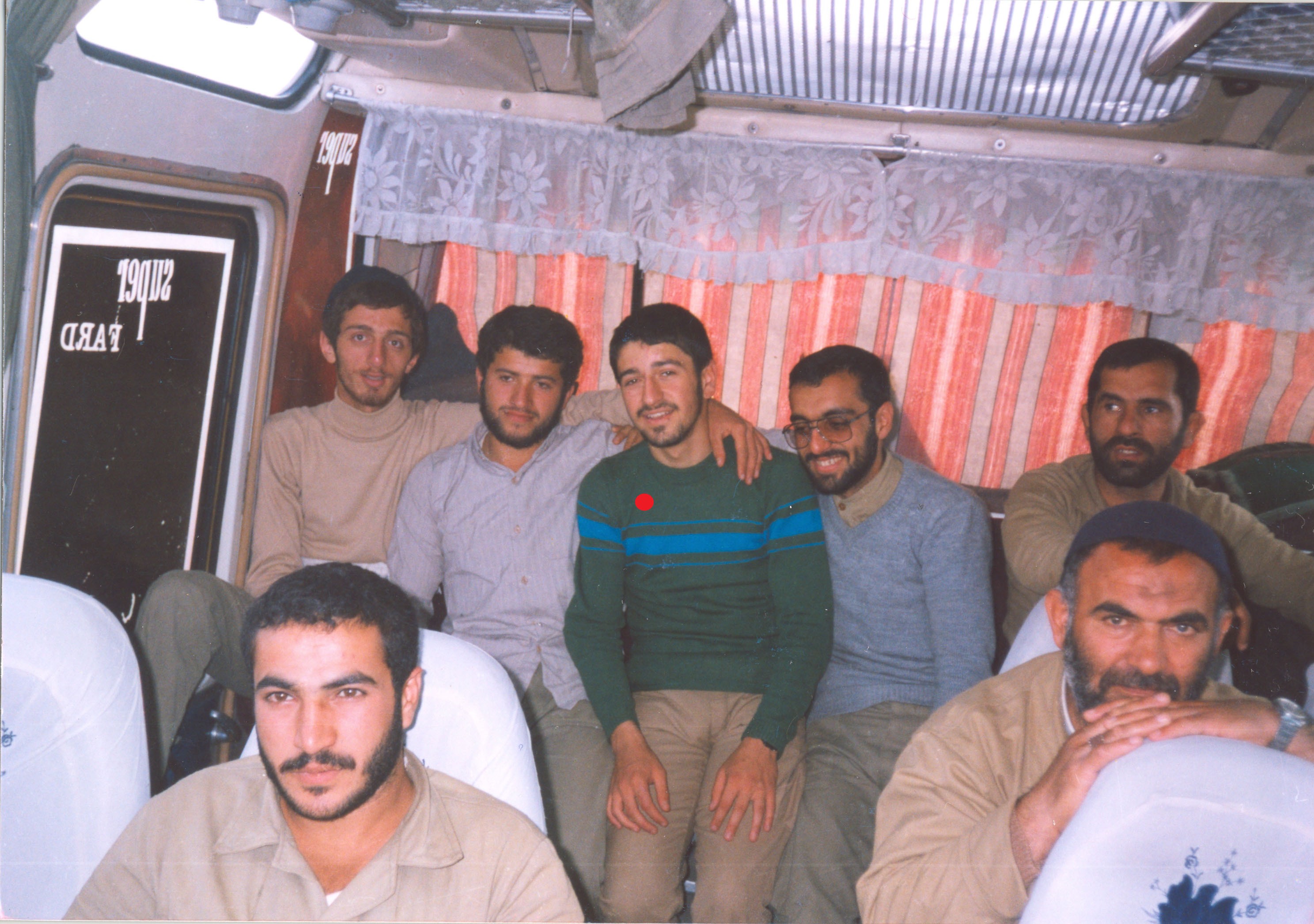 انگشتری که از انگشت شهید به دست پدر نشست/ روایت پدری که پسرش مسجد را آب و جارو میکرد انگشتری که از انگشت شهید به دست پدر نشست/ روایت پدری که پسرش مسجد را آب و جارو میکرد