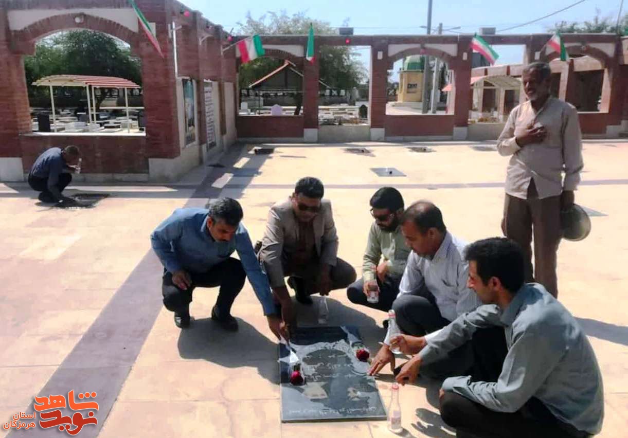 غبارروبی و عطر افشانی گلزار شهدای رودان