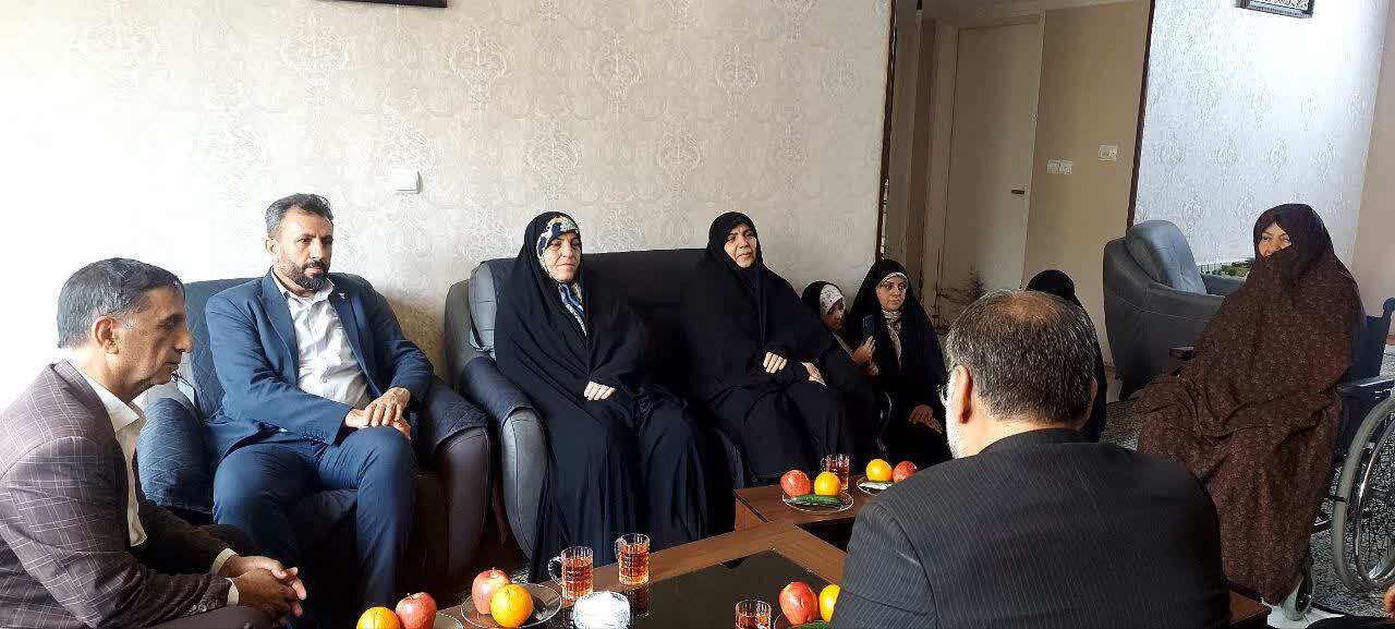 دیدار معاون تعاون و اموراجتماعی بنیاد شهید و امورایثارگران با همسر شهید مدافع حرم «حسین همدانی» و مادر «شهیدان شکاری»